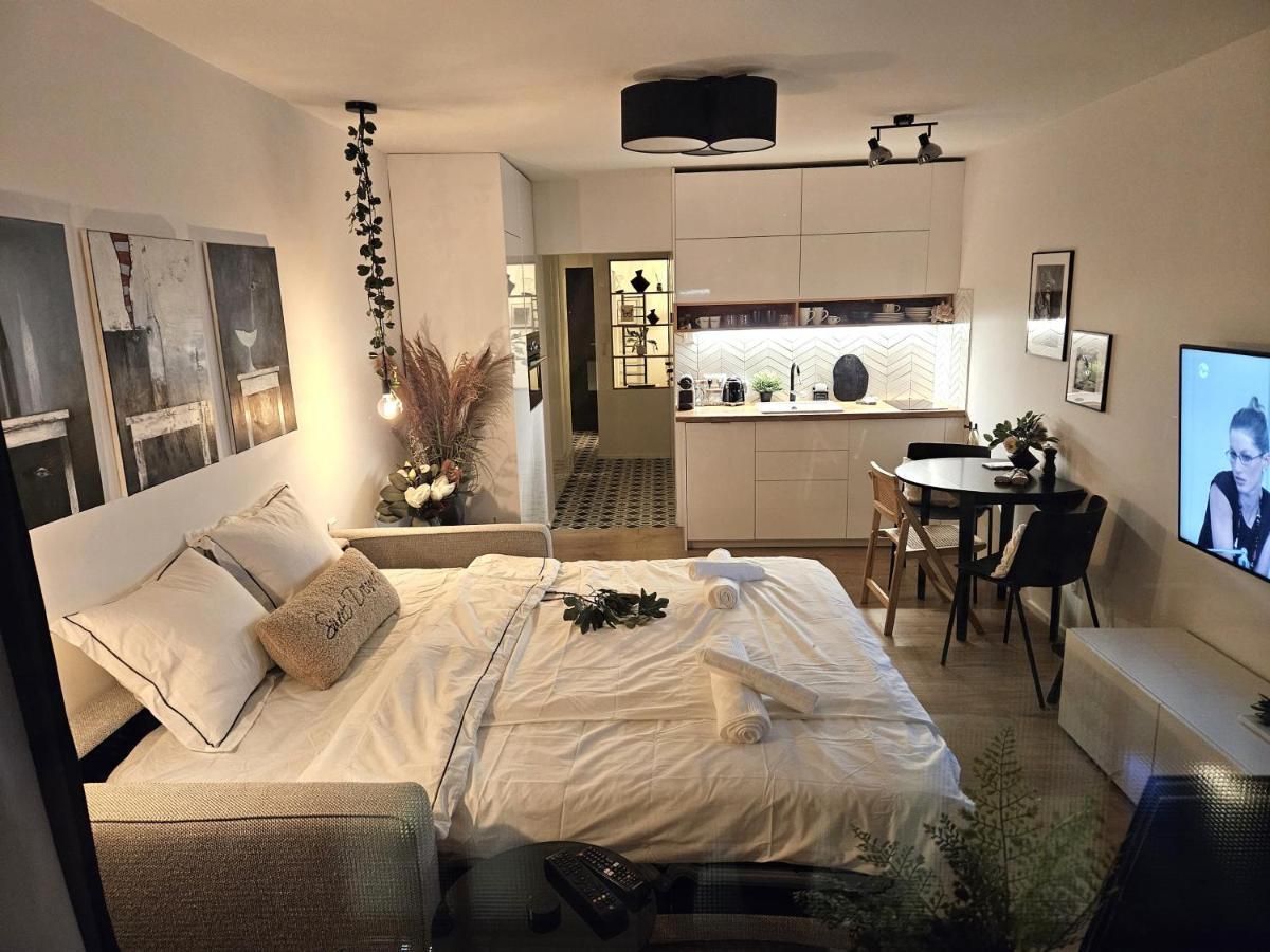 Design Apt In Old Town-Free Parking-Balcony Pressburg Exterior foto