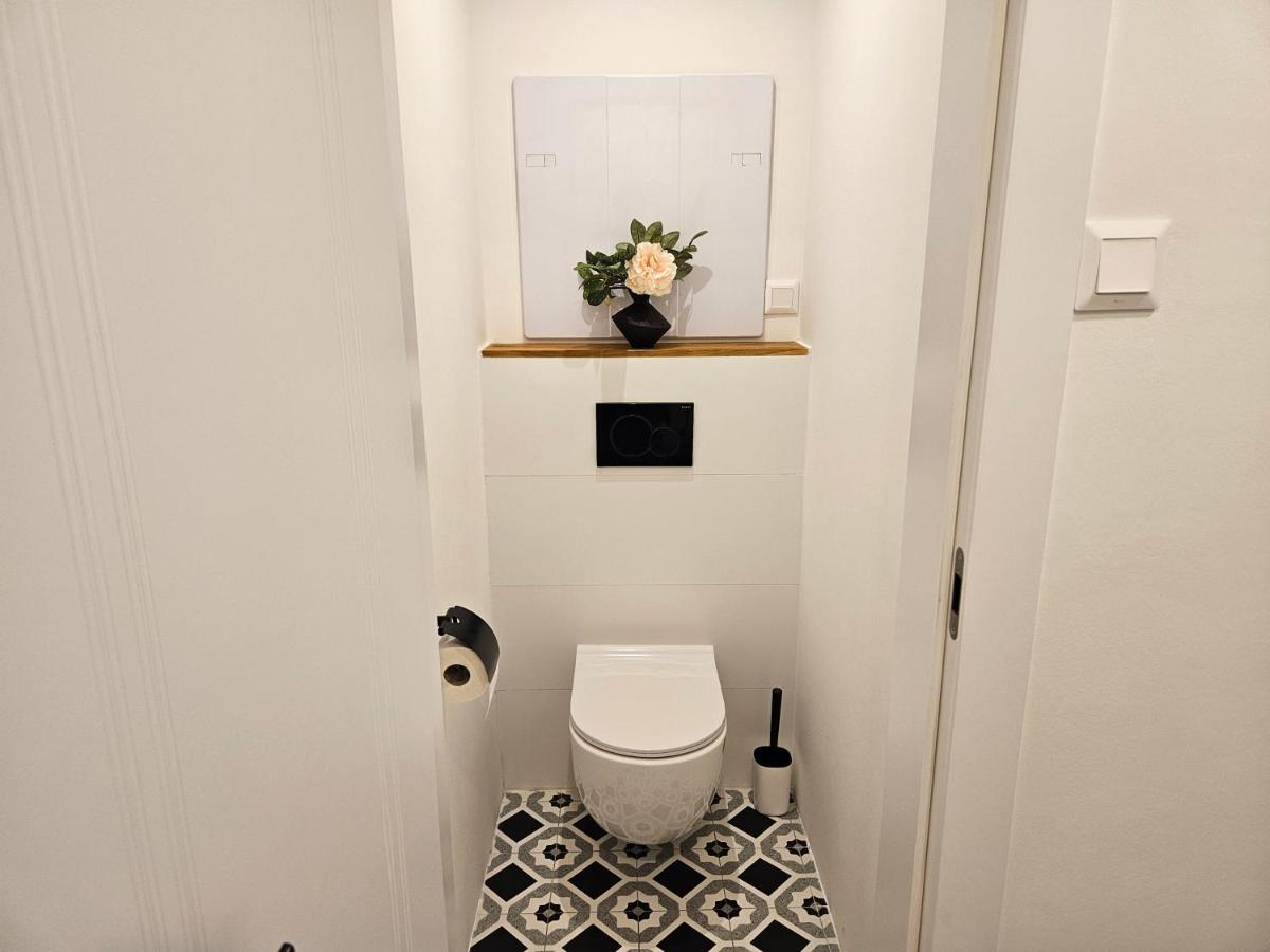 Design Apt In Old Town-Free Parking-Balcony Pressburg Exterior foto